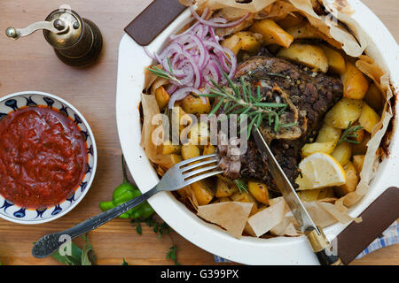 Kleftiko - Agneau aux légumes cuit lentement et le fromage feta. Le plat traditionnel grec. Banque D'Images