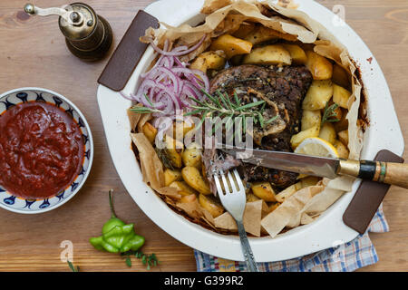 Kleftiko - Agneau aux légumes cuit lentement et le fromage feta. Le plat traditionnel grec. Banque D'Images