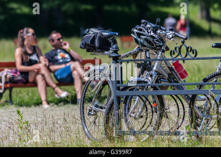 Suprasl , Pologne - 5 juin 2016 : repos au cours de cycling tour Banque D'Images