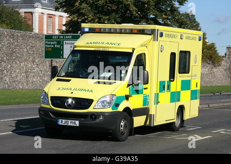 Sud-EST DE LA CÔTE D'AMBULANCE AMBULANCE MERCEDES À CANTERBURY SUR UN APPEL D'URGENCE AVEC LES CLIGNOTANTS, bleu Banque D'Images