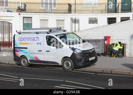 Un BT OPENREACH VIVARO VAN GARÉ AU BORD DE LA ROUTE AVEC UN TÉLÉPHONE À UN INGÉNIEUR POUR LES RÉPARATIONS, la boîte verte Banque D'Images