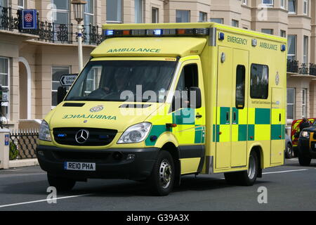 Sud-EST DE LA CÔTE D'AMBULANCE AMBULANCE MERCEDES À EASTBOURNE SUR UN APPEL D'URGENCE AVEC LES CLIGNOTANTS, bleu Banque D'Images