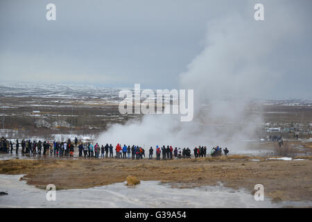Les touristes en attente d'une nouvelle éruption du geyser Strokkur, une gare de la célèbre Cercle d'or de l'Islande. Banque D'Images