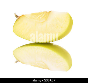 Tranche de pomme verte avec réflexion isolé sur fond blanc. Chemin de détourage inclus Banque D'Images