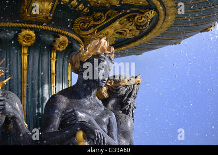 Détail de la célèbre fontaine "Fontaine des Mers" (fontaine Maritime) par le sculpteur Jacques Hittorff sur la Place de la Concorde. Banque D'Images