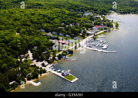 Vue aérienne d'Éphraïm, de Door County, Wisconsin, avec les Hardy Centre for the Arts dans la partie inférieure de la photo sur la Banque D'Images