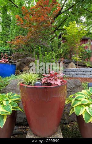 Jardin Le jardin des plantes avec des pots contenant colorés en aménagement paysager Banque D'Images