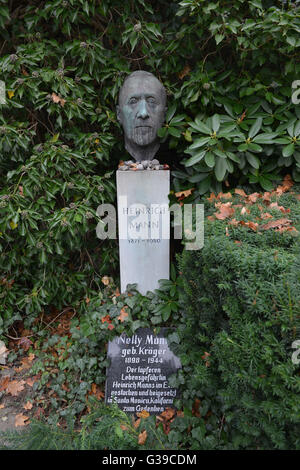 Grab, Heinrich Mann, Dorotheenstaedtischer Friedhof, Chausseestrasse, Mitte, Berlin, Deutschland / Dorotheenstädtischer Friedhof Banque D'Images