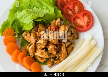 La viande de poulet frit servi sur une assiette avec les asperges blanches, carotte, tomate et laitue. Vue d'en haut Banque D'Images