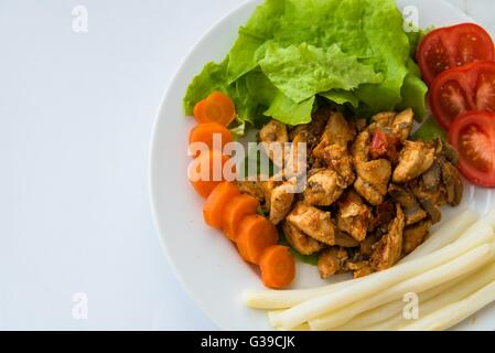 La viande de poulet frit servi sur une assiette avec les asperges blanches, carotte, tomate et laitue. Vue d'en haut. L'espace sur le côté gauche. Banque D'Images