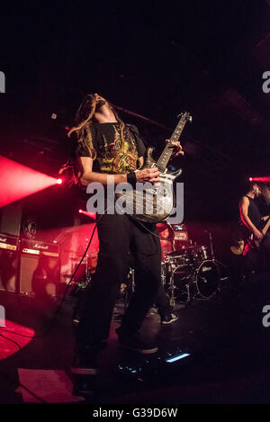 Kochmit avec la scène Colombie-britannique guitariste metal band dans diffuses sous89, lecture. Banque D'Images