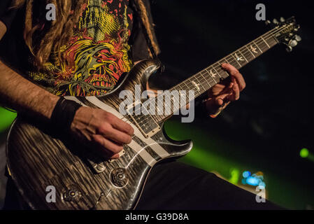 Kochmit avec la scène Colombie-britannique guitariste metal band dans diffuses sous89, lecture. Banque D'Images