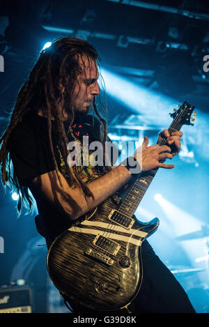 Kochmit avec la scène Colombie-britannique guitariste metal band dans diffuses sous89, lecture. Banque D'Images