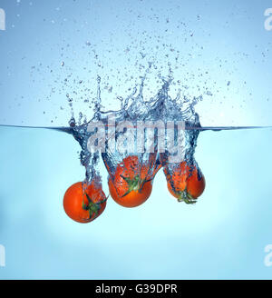 Chute de tomate et les projections dans l'eau. Banque D'Images