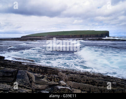 Voir W de la pointe de l'Buckquoy sur le SW de la partie continentale, Orkney, à l'île de la marée Brough de Birsay Viking-age site avec marée montante. Banque D'Images