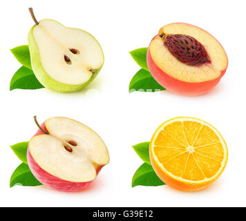 Les moitiés de fruits isolés. Collection de divers fruits coupés en moitiés (pomme, poire, orange, pêche) isolé sur fond blanc Banque D'Images