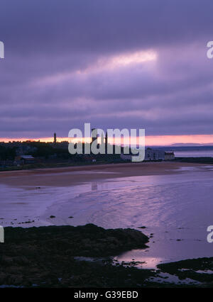 St Andrews, Fife : East Sands & ville avec W et E extrémités de la cathédrale en ruine et la tour à la règle de St NW de la falaise après le coucher du soleil. Banque D'Images