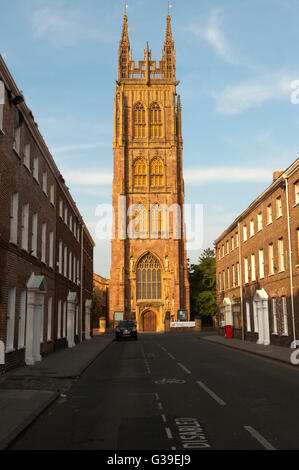 En début de soirée la lumière du soleil frappant la tour de St Marie Madeleine Church à Taunton, vu le long de la rue Hammet. Banque D'Images