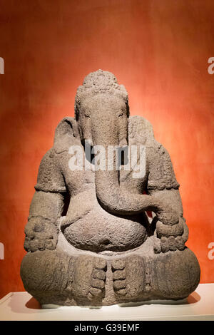 Une 9e ou 10e siècle statue d'Andésite du dieu hindou Ganesha, la suppression des obstacles, du centre de Java en Indonésie. Banque D'Images