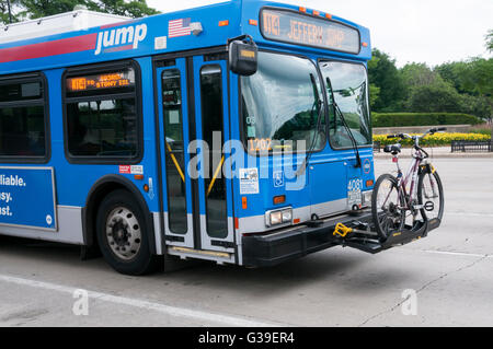 Rack porte-vélos à l'avant d'un bus public à Chicago. Banque D'Images