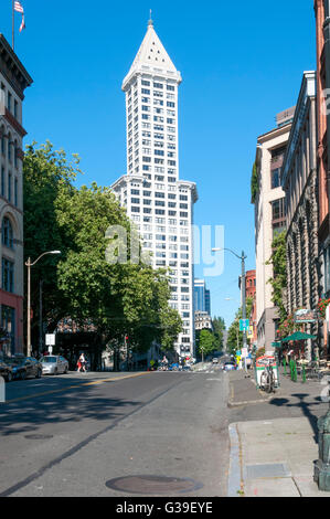 La Smith Tower à Pioneer Square vu de Yesler Way, Seattle - l'original Skid Row. Banque D'Images