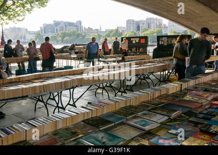 Les habitants et les touristes en parcourant les livres à la Southbank book market sous Waterloo Bridge, Londres. Banque D'Images