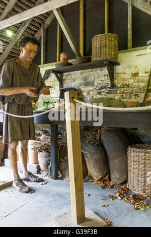 Partie d'un affichage à la Musée Jardin Romain à Fishbourne Roman villa montre une reconstruction d'une vie de travail de l'esclave. Banque D'Images