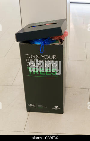 Bac de recyclage pour des cartes de Noël en magasin Marks and Spencer, de l'aide de Woodland Trust. M&S plante arbre pour chaque 1 000 recueillis Banque D'Images