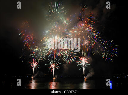 Couleur lumineuse d'artifice dans le ciel de nuit Banque D'Images