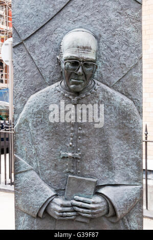 Bronze de Derek Worlock, faisant partie de l'Sheppard-Worlock Statue par Stephen Broadbent dans Hope Street, Liverpool. Banque D'Images