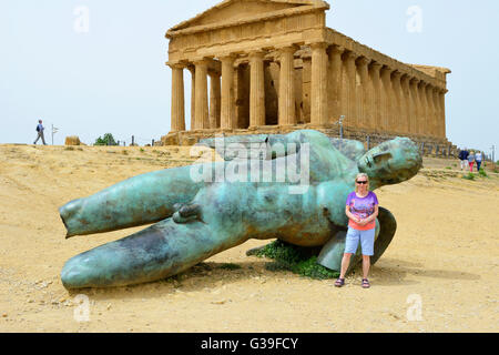 Sculpture en bronze de l'Icare tombé en face de Temple of Concordia dans la Vallée des Temples (Valle dei Templi), Agrigente, Sicile Banque D'Images