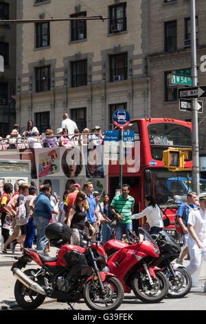 Double Decker Bus de tournée à l'intersection, NYC Banque D'Images