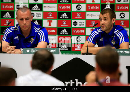 Luc McCullough (à gauche) et Niall McGinn (à droite) lors d'une conférence de presse au Parc de Montchervet, Saint-Georges-de-Reneins. Banque D'Images