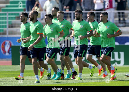 La République d'Irlande Shane Long, Seamus Coleman (troisième à gauche), James McClean (centre), Daryl Murphy (troisième à droite), James McCarthy (deuxième à droite) et Jonathan Walters (à droite) lors d'une session de formation au stade de Montbauron, Versailles. ASSOCIATION DE PRESSE Photo. Photo date : Jeudi 9 juin 2016. Voir l'ACTIVITÉ DE SOCCER Histoire République. Crédit photo doit se lire : Chris Radburn/PA Wire. RESTRICTIONS : Utiliser l'objet de restrictions. Usage éditorial uniquement. Les ventes de livres et de magazines autorisée s'est pas uniquement consacré à chaque joueur/équipe/match. Pas d'utilisation commerciale. Appelez le  +44 (0)1158 447447 pour plus d'informat Banque D'Images