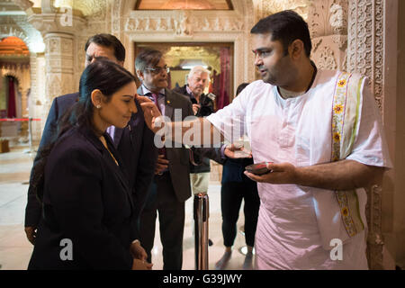 Priti Patel MP est donné un tilak, lors d'une visite à Shree Sanatan Hindu Mandir à Wembley, Londres, tandis que dehors faire campagne au nom du vote laisser campagne. Banque D'Images