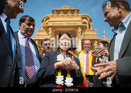 Priti Patel MP visites Shree Sanatan Hindu Mandir à Wembley, Londres, tandis que dehors faire campagne au nom du vote laisser campagne. Banque D'Images