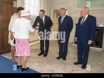 La reine Elizabeth II est accueilli par le chef de l'exécutif de la Fédération des Jeux du Commonwealth David Grevemberg (à gauche), Directeur de la Société royale du Commonwealth Michael Lake (centre) et secrétaire général du Commonwealth Local Government Forum Carl droit (droit) à l'arrivée à Marlborough House, Londres, pour le lancement d'un nouveau moyeu du Commonwealth. Banque D'Images