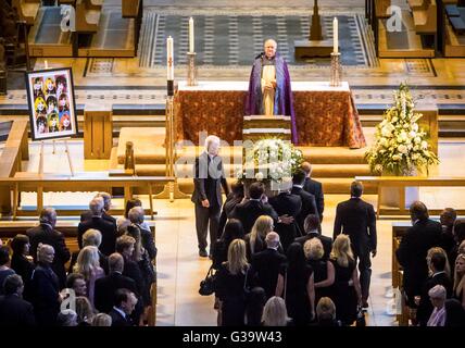 Le cercueil de l'écrivain de télévision Carla Lane est transportée dans la Cathédrale de Liverpool au cours de ses funérailles. Banque D'Images