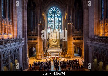 Le cercueil de l'écrivain de télévision Carla Lane est transportée dans la Cathédrale de Liverpool au cours de ses funérailles. Banque D'Images