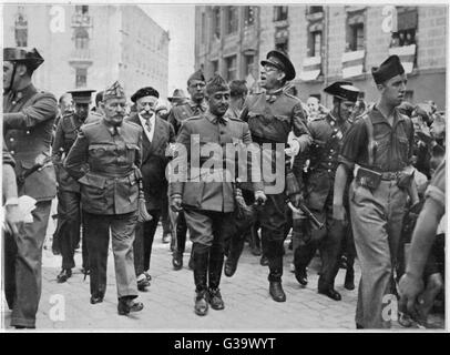 Le général Franco promenades à travers les rues de Burgos, avec les généraux Cavalcanti et Mola, et de nombreux soldats de la forces nationalistes Date : 1936 Banque D'Images