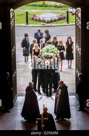 Le cercueil de l'écrivain de télévision Carla Lane est transportée dans la Cathédrale de Liverpool au cours de ses funérailles. Banque D'Images