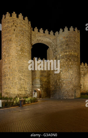 La porte de l'Alcazar dans le mur de pierre de la ville d'Avila, Castille et Leon, Espagne. Banque D'Images