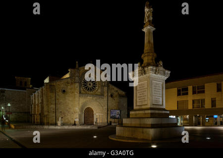 La Place de Santa Teresa, façade de l'église de San Pedro et porte principale. Avila, Castille et Leon, Espagne. Banque D'Images