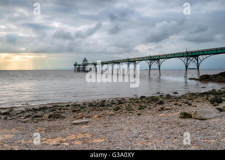 Ciel orageux sur Clevedon Pier sur la côte du Somerset Banque D'Images