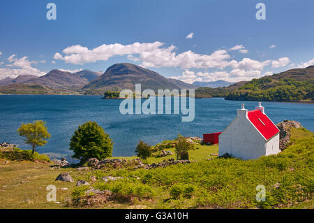 Chalet sur le Loch Shieldaig ci-dessus de la côte. Saint-péninsule, Ross et Cromarty, en Écosse. Banque D'Images