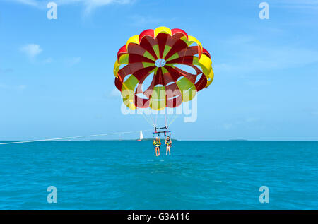 KEY WEST, Floride, USA - Mai 02, 2016 : un couple de personnes âgées est la para voile avec une corde tirée par un bateau près de Key West en Floride Banque D'Images