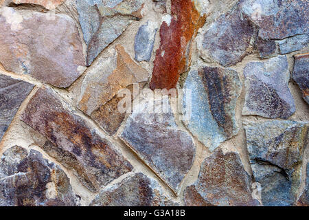 La texture irrégulière de l'ancien mur en pierre jaune à l'extérieur Banque D'Images