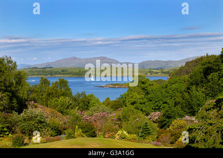 Le Loch Linnhe et à l'île de Lismore vue sur jardins de maison Druimneil. Port Appin, Argyllshire, Ecosse. Banque D'Images