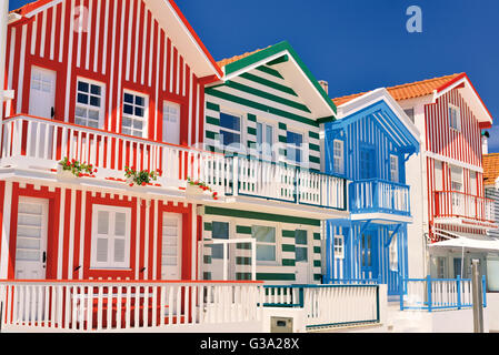 Portugal : maisons colorées gîte de charme 'Palheiros da Costa Nova' Banque D'Images