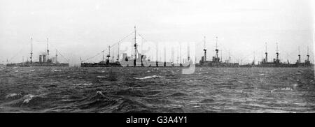 AJAXNETPHOTO. 1914. SCAPA FLOW. - 2E DIVISION BATTLESHIPS habillés dans l'ensemble ancré dans Scapa Flow. photo:AJAX VINTAGE PHOTO LIBRARY. REF:AVL   FLOTTE NA SCAPA 1914 1 Banque D'Images